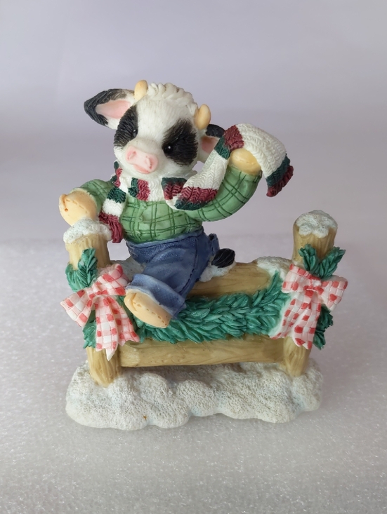 Enesco Other - Enesco Mary's Moo Moo's 'Hoof Yourself A Mooey Little Christmas' Figurine